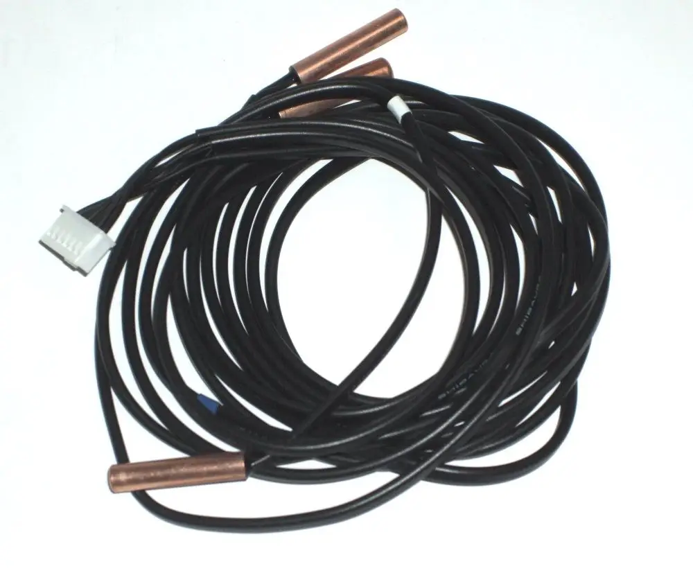 Daikin Sensorenkabel mit mehreren Sensoren, verbunden über einen Stecker. Das Kabel ist schwarz mit Kupferanschlüssen und dient zur Temperaturmessung.